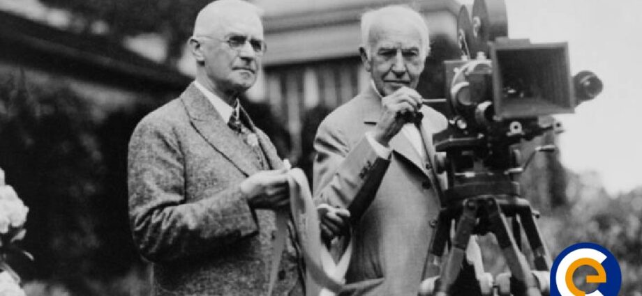 En 1895 los hermanos Louis y Auguste Lumière ofrecen la primera exhibición pública de su cinematógrafo