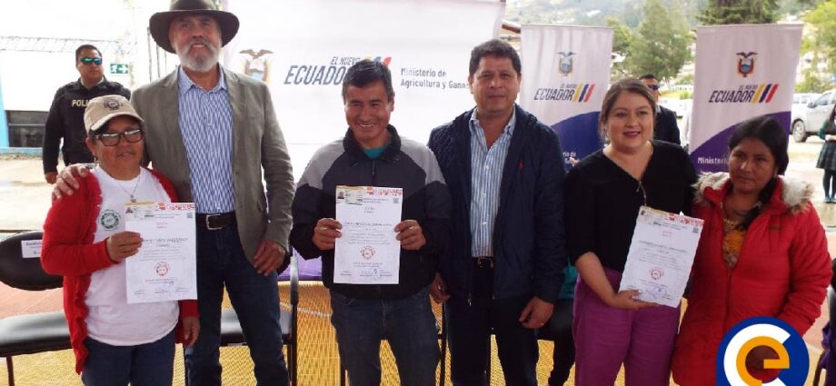 Productores de Azuay se benefician con títulos de tierras y certificados entregados por el MAG