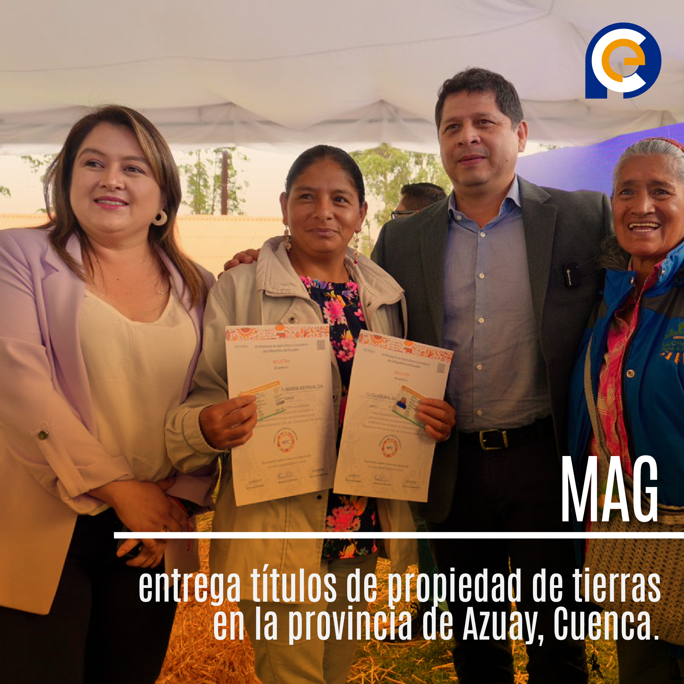 Ministro de Agricultura y Ganadería entrega títulos de propiedad de tierras en la provincia de Azuay