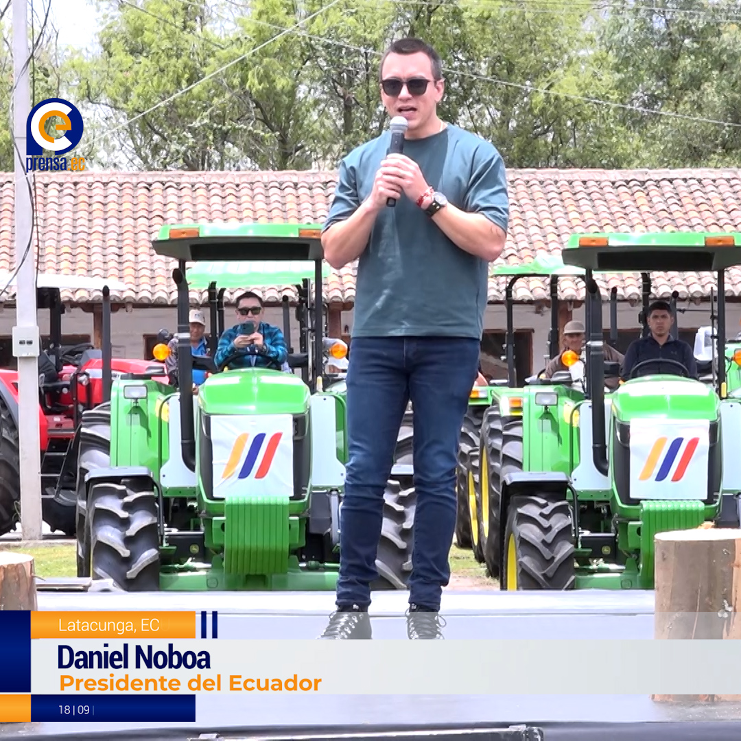 Noboa entrega bonos y tractores a 5.000 campesinos en Chimborazo