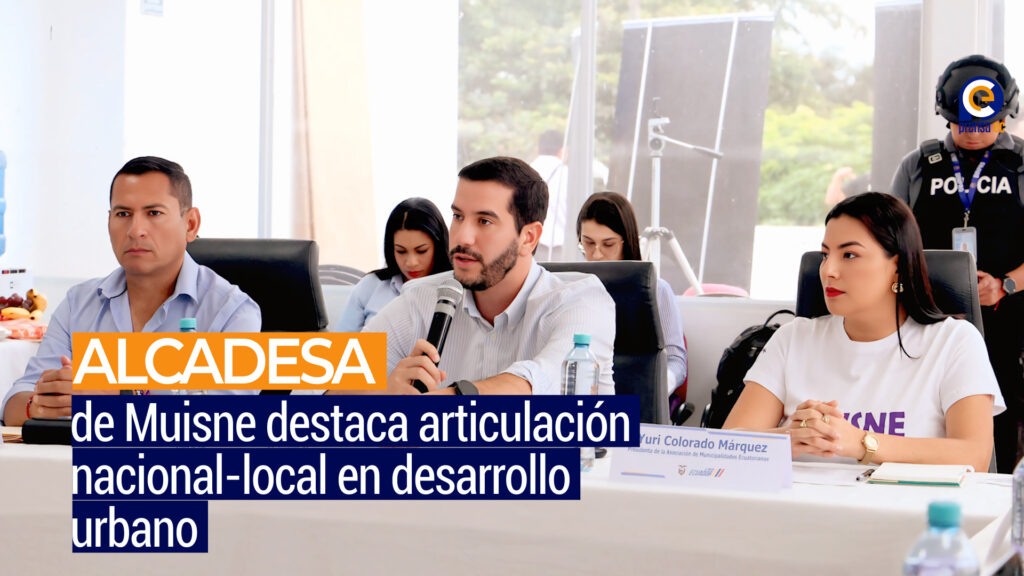 El cantón costero fue sede del Gabinete Sectorial de Infraestructura y Transporte, donde recibió títulos de propiedad y un premio por la rehabilitación de espacios públicos. Lead El cantón Muisne, en Esmeraldas, fue el epicentro del Gabinete Sectorial de Infraestructura y Transporte el miércoles 5 de noviembre de 2025, donde el Gobierno Nacional entregó 208 títulos de propiedad y otorgó el Premio Nacional al Mejoramiento Sostenible del Hábitat al proyecto liderado por la alcaldesa Yuri Colorado, presidenta de la Asociación de Municipalidades Ecuatorianas (AME). El evento reunió a autoridades nacionales, provinciales y ciudadanos locales, destacando la articulación entre gobiernos central y local como eje del desarrollo territorial. Cuerpo Reconocimiento por gestión local sostenible El Gobierno Nacional, a través del Ministerio de Infraestructura y Transporte (MIT), distinguió al cantón Muisne con el Premio Nacional al Mejoramiento Sostenible del Hábitat en Barrios Seleccionados. Esta distinción responde al proyecto “Rehabilitación del parque infantil, malecón y comedores del Barrio Central”, implementado con enfoque en participación ciudadana, sostenibilidad y recuperación urbana. La iniciativa, que transformó espacios públicos deteriorados en zonas seguras y funcionales, recibirá una inversión no reembolsable de dos millones de dólares del Estado ecuatoriano. El ministro Roberto Luque enfatizó que este tipo de intervenciones “no solo mejoran infraestructura, sino que fortalecen el tejido social y devuelven dignidad a las comunidades”. Entrega de títulos de propiedad como pilar de seguridad jurídica Durante la jornada, 208 familias de Muisne recibieron formalmente sus títulos de propiedad, un hito que marca un avance en la seguridad jurídica del territorio. “Estos documentos no son solo papeles; representan estabilidad, identidad y la posibilidad de construir un futuro con certeza”, afirmó el ministro Luque. Para los beneficiarios, como Cledis Seldis Caicedo Porozo, residente de la Ciudadela Nuevo Renacer, el título significa “paz y pertenencia”. “Ahora sabemos que el lugar donde vivimos es verdaderamente nuestro”, expresó emocionada. El Programa de Mejoramiento Integral de Barrios (MIB), impulsado por el MIT, busca escalar esta experiencia a otros cantones del país. Articulación entre niveles de gobierno: la apuesta de la AME La alcaldesa Yuri Colorado, en su rol dual como líder municipal y presidenta nacional de la AME, subrayó que el éxito en Muisne demuestra el poder de la gobernanza multiescalar. “Cuando el Gobierno Nacional, los municipios y la ciudadanía caminan juntos, los resultados se ven”, afirmó. Desde la AME, Colorado anunció la creación de una mesa de trabajo con los 222 municipios del país para coordinar proyectos de vivienda, servicios básicos e infraestructura con fondos multilaterales gestionados por el Ejecutivo. El ministro Luque reiteró la importancia de esta alianza: “Con la AME podemos planificar mejor y ejecutar obras con impacto real en los territorios”. Muisne como símbolo de un nuevo enfoque territorial Ubicado en una zona históricamente afectada por desastres naturales y marginación, Muisne ha transitado en los últimos años hacia una política de desarrollo urbano inclusivo. El reconocimiento nacional no solo valida los esfuerzos locales, sino que posiciona al cantón como referente en gestión municipal con enfoque de derechos. La jornada concluyó con un llamado a la unidad: “La transformación del Ecuador comienza desde lo local”, enfatizó Colorado, quien además resaltó su condición de primera mujer elegida en forma contundente para presidir la AME Nacional. Cierre Muisne no solo fue sede de un gabinete sectorial; se convirtió en ejemplo de cómo la planificación técnica, la voluntad política y la participación comunitaria pueden converger en resultados tangibles. En un contexto nacional marcado por desafíos urbanos y desigualdad territorial, esta experiencia ofrece un modelo replicable para construir ciudades más justas, sostenibles y humanas.