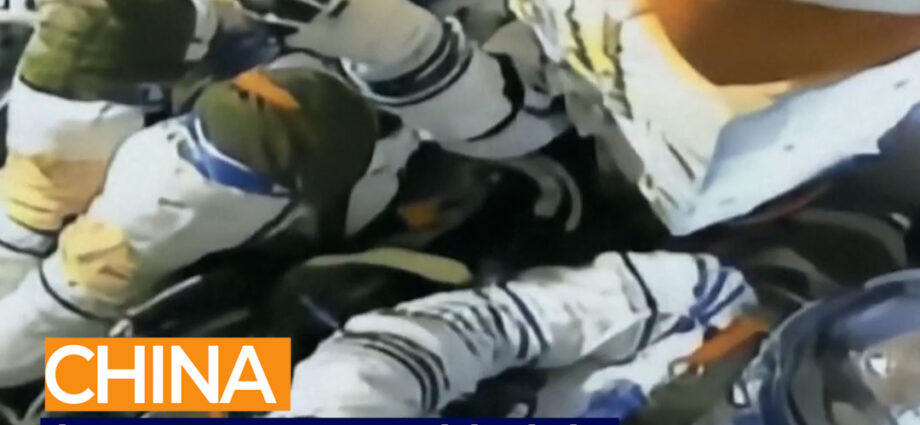 Astronautas chinos regresan a Tierra tras nave dañada por escombros espaciales