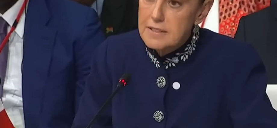 Sheinbaum defiende soberanía y justicia social en Cumbre por la Democracia